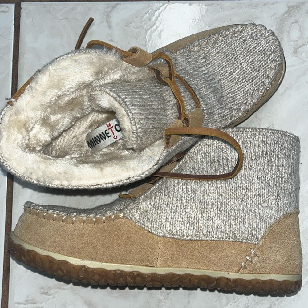 Minnetonka Fur lined boot